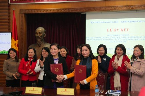 Thứ trưởng Bộ VHTTDL Trịnh Thị Thủy và Phó Chủ tịch Hội Liên hiệp Phụ nữ Việt Nam Trần Thị Hương ký chương trình phối hợp